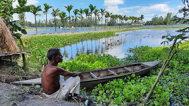 মোহন্ত দাসের চোখের সামনেই দখল হয়ে গেছে নদী। দখলদার ও ইজারাদারের ভয়ে এখন তিনি নদীতে নামতে পারেন না। ছবি: প্রথম আলো