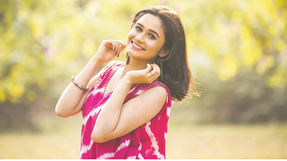 নিয়মিত দাঁতের যত্ন নিলে হাসিও হবে সুন্দর। মডেল: ঐশী, ছবি: অধুনা