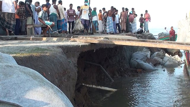 মেঘনার প্রবল স্রোতে চাঁদপুর শহর রক্ষা বাঁধে আবার ভাঙন শুরু হয়েছে। নদীভাঙনে চাঁদপুর শহরের হরিসভা সড়কের ৪০ মিটার বিলীন হয়ে গেছে। ছবি: প্রথম আলো