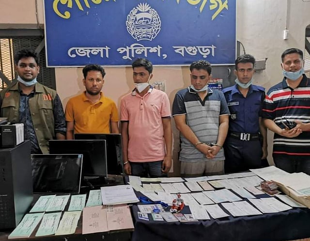 চটকদার বিজ্ঞাপন দিয়ে ব্যাংক ঋণ জুটিয়ে দেওয়া কথা বলে প্রতারণার অভিযোগে আটক তিনজন। ছবিটি আজ বৃহস্পতিবার বগুড়া গোয়েন্দা কার্যালয় থেকে তোলা। ছবি: প্রথম আলো
