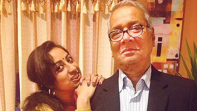 বাবার সঙ্গে লেখক শুক্লা রায়