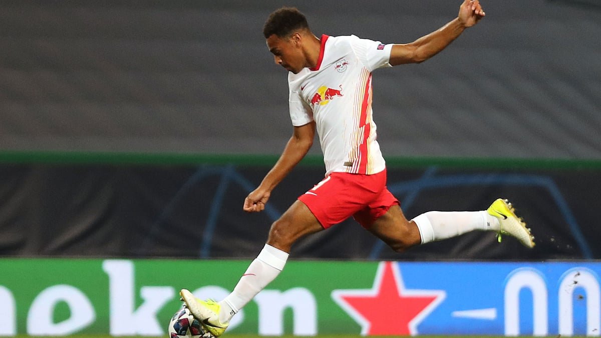 গোল করার পথে শট নিচ্ছেন অ্যাডামস। ছবি: এএফপি