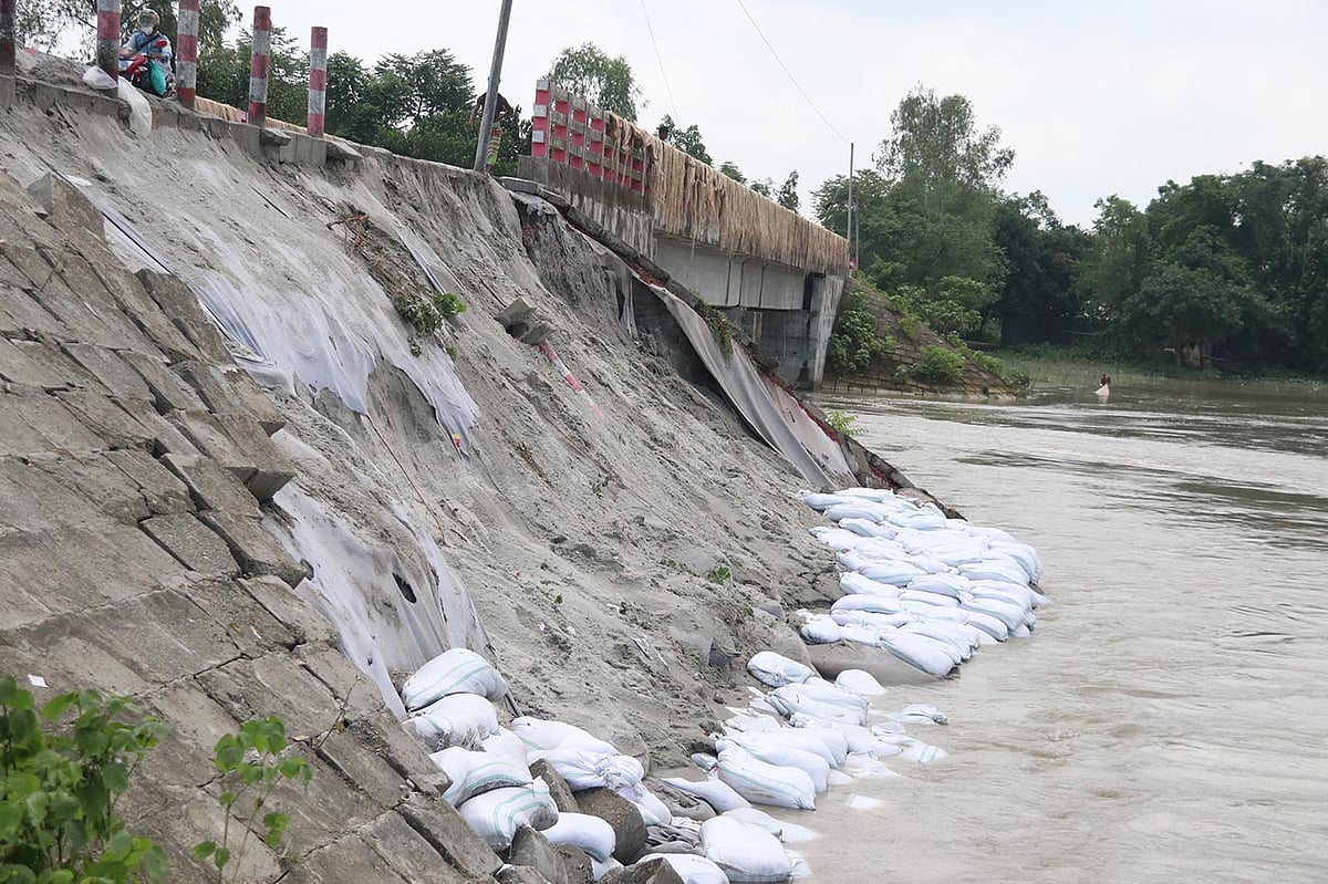 তিস্তা নদীর গতিপথ পরিবর্তন হয়ে সেতু ও সড়কে আঘাত করছে পানি। এতে সেতুর সংযোগ সড়ক ধসে যাচ্ছে। ইছলি এলাকা, লক্ষ্মীটারি ইউনিয়ন, গঙ্গাচড়া, রংপুর, ১৩ আগস্ট। ছবি: মঈনুল ইসলাম