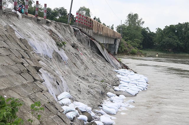তিস্তা নদীর গতিপথ পরিবর্তন হয়ে সেতু ও সড়কে আঘাত করছে পানি। এতে সেতুর সংযোগ সড়ক ধসে যাচ্ছে। ইছলি এলাকা, লক্ষ্মীটারি ইউনিয়ন, গঙ্গাচড়া, রংপুর, ১৩ আগস্ট। ছবি: মঈনুল ইসলাম