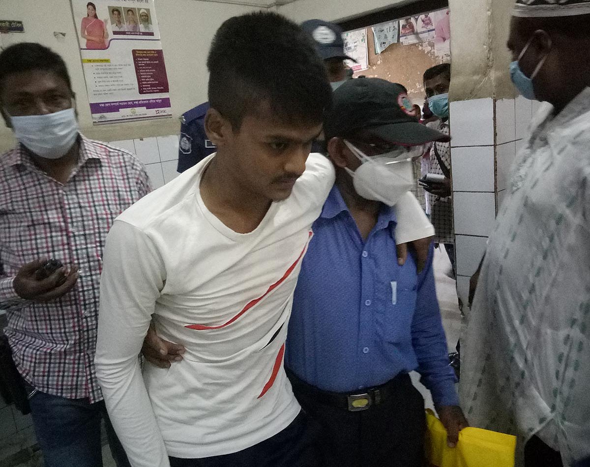 যশোরের শিশু উন্নয়ন কেন্দ্র থেকে সাইফুল ইসলাম নামের এই কিশোরকে আহত অবস্থায় আজ যশোর জেনারেল হাসপাতালে ভর্তি করা হয়। ছবি: প্রথম আলো