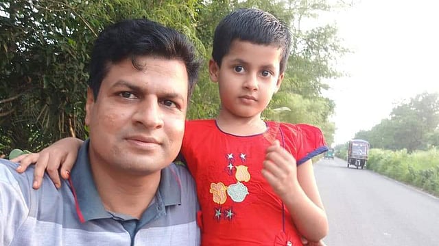 মেয়ে সুফকা সুলতানার সঙ্গে নাটোরের বড়াইগ্রাম থানার পরিদর্শক সুমন আলী। ছবি: প্রথম আলো
