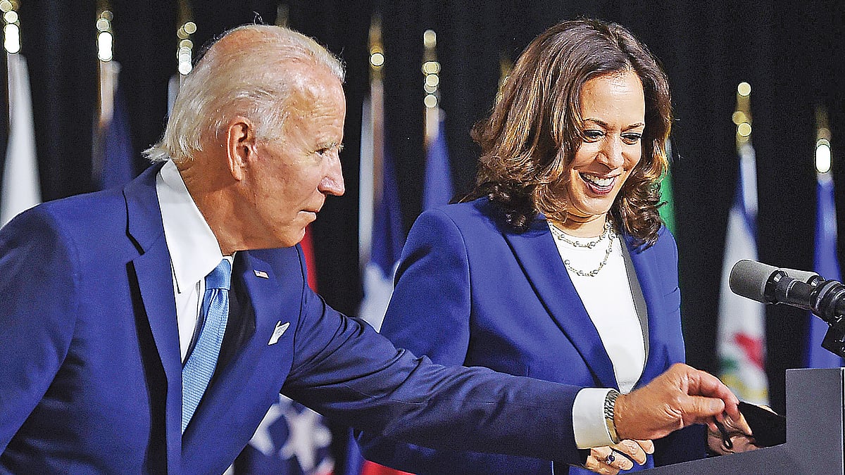 নিজেদের প্রথম যৌথ সংবাদ সম্মেলনে জো বাইডেন ও কামালা হ্যারিস। গত বুধবার ডেলাওয়ারের উইলমিংটনে। ছবি: এএফপি