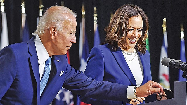 নিজেদের প্রথম যৌথ সংবাদ সম্মেলনে জো বাইডেন ও কামালা হ্যারিস। গত বুধবার ডেলাওয়ারের উইলমিংটনে।  ছবি: এএফপি