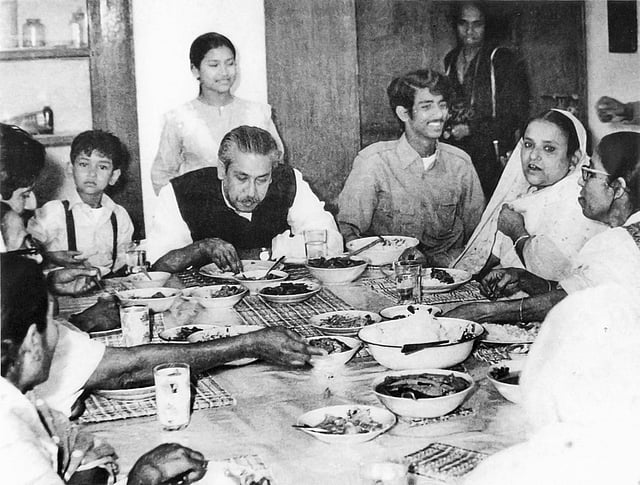 খাবার টেবিলে সপরিবার বঙ্গবন্ধু। ছবি: বঙ্গবন্ধু: এপিটমি অব আ নেশন