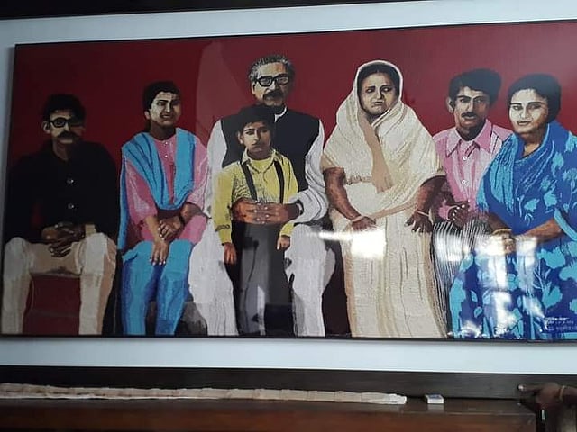 বঙ্গবন্ধুর সঙ্গে তাঁর স্ত্রী-সন্তানের পারিবারিক ছবিটি সুই-সুতায় ফুটিয়ে তুলেছেন ইলোরা পারভীন। ছবি: ফেসবুক থেকে নেওয়া