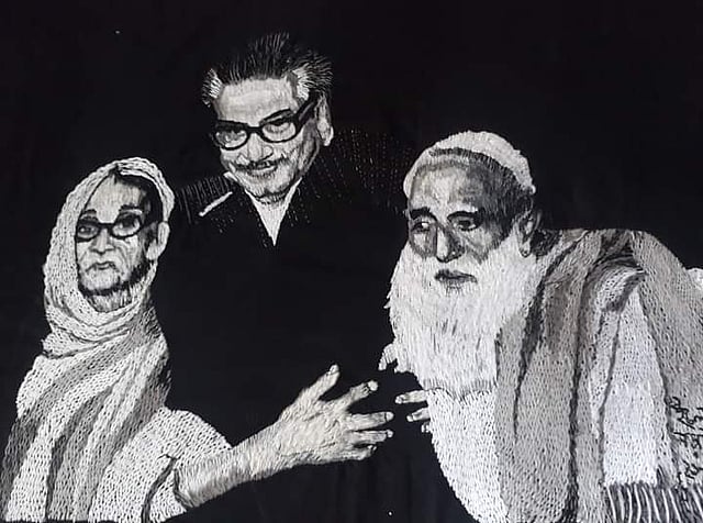 মা-বাবার সঙ্গে বঙ্গবন্ধুর ছবিটি সুই-সুতায় ফুটিয়ে তুলেছেন ইলোরা পারভীন। ছবি: ফেসবুক থেকে নেওয়া