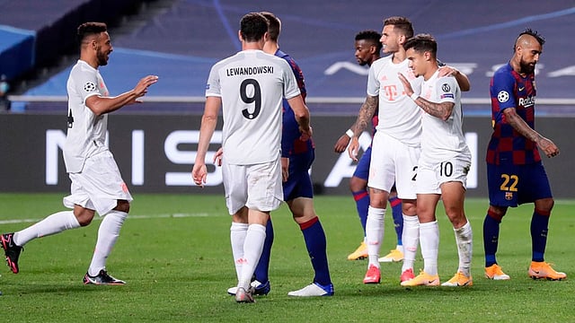 বার্সেলোনার বিপক্ষে গোল করে ক্ষমা চেয়ে নিচ্ছেন কুতিনহো। ছবি: এএফপি