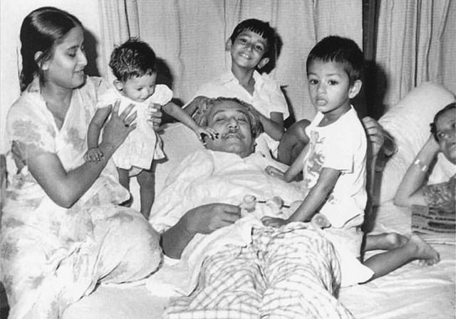 নাতি জয় ও নাতনি পুতুলের সঙ্গে অন্তরঙ্গ পরিবেশে বঙ্গবন্ধু। বাঁয়ে কন্যা শেখ হাসিনা, ডানে বেগম মুজিব, পেছনে শেখ রাসেল।  ছবি: জাতির জনক