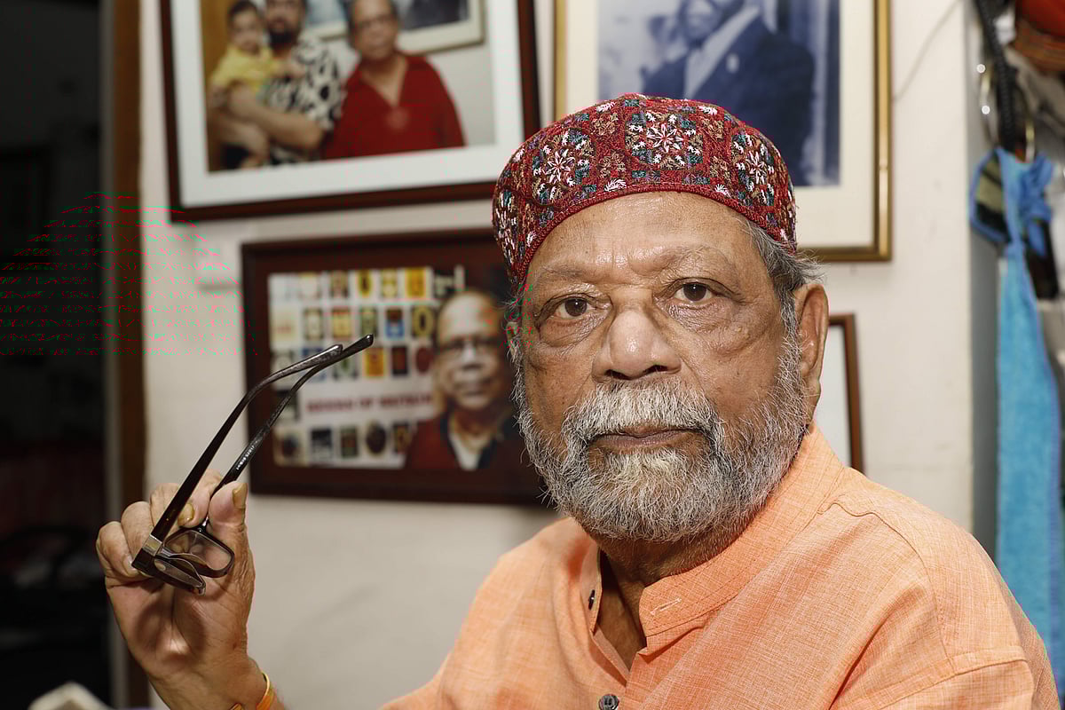 বসার ঘরে মুর্তজা বশীর। ছবিটি ২০১৯ সালের আগস্টে তোলা।