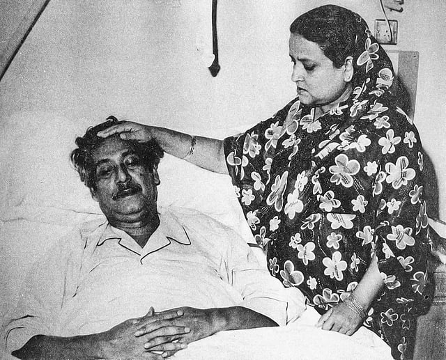 শ্রান্ত বঙ্গবন্ধুর পাশে বেগম মুজিব। ছবি: জাতির জনক