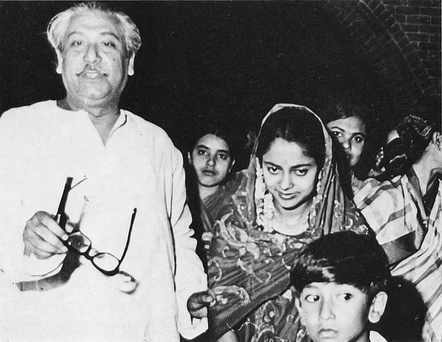 পুত্রবধূ সুলতানা কামালকে সবার সঙ্গে পরিচয় করে দিচ্ছেন বঙ্গবন্ধু।  ছবি: জাতির জনক