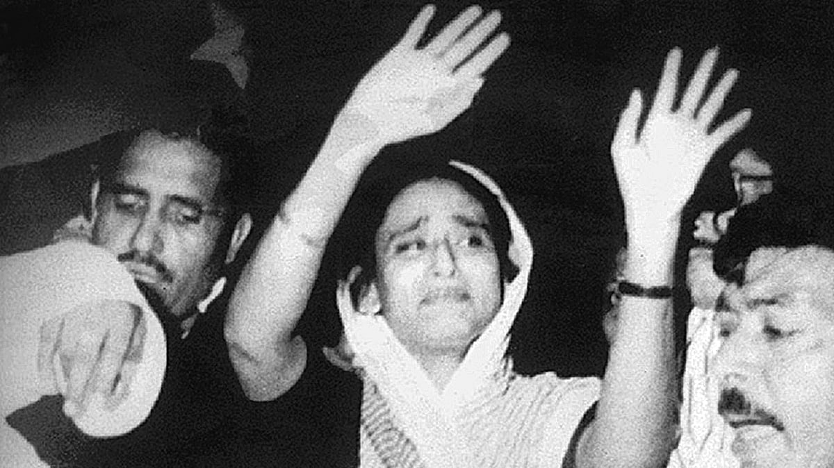 ১৭ মে মানিক মিয়া অ্যাভিনিউর জনসভায় শেখ হাসিনা। ছবি: সংগৃহীত