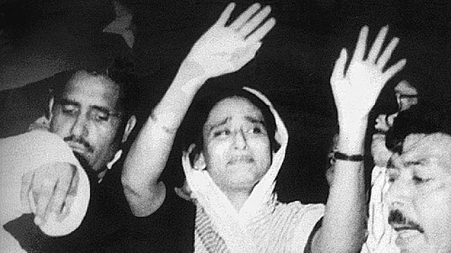 ১৭ মে মানিক মিয়া অ্যাভিনিউর জনসভায়  শেখ হাসিনা। ছবি: সংগৃহীত