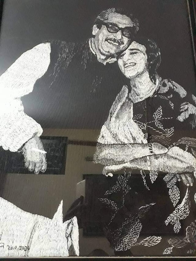 মা-বাবাকে সুই-সুতায় ফুটিয়ে তুলেছেন ইলোরা পারভীন। ছবি: ফেসবুক থেকে নেওয়া