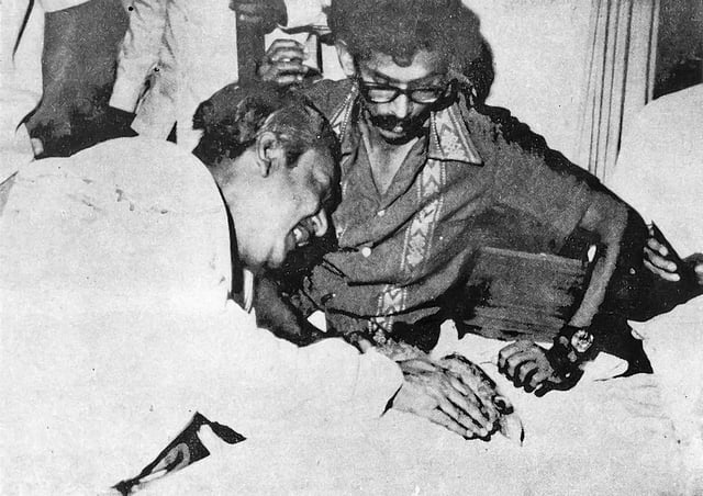 বাবার মৃত্যুশোকে মুহ্যমান বঙ্গবন্ধুর পাশে পুত্র শেখ কামাল।  ছবি: জাতির জনক