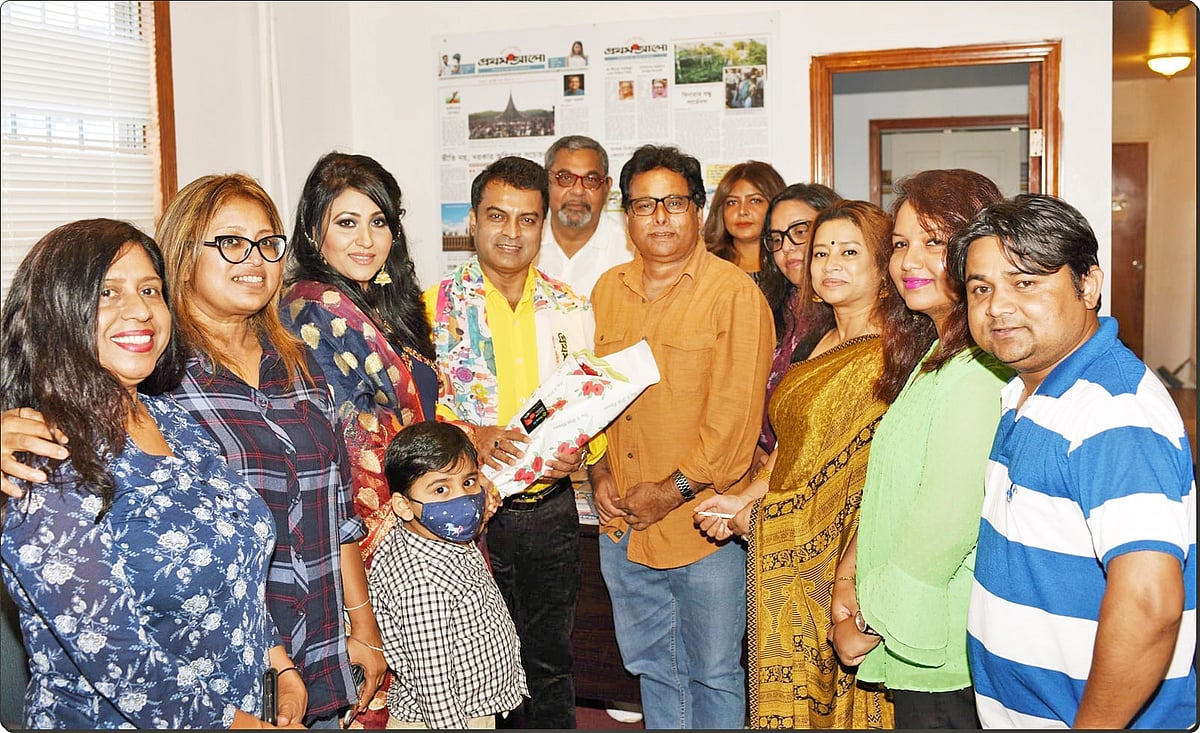 কফি আড্ডায় শিল্পী শুভ্রদেবের সঙ্গে প্রথম আলো উত্তর আমেরিকা পরিবারের সদস্য ও অতিথিরা।
