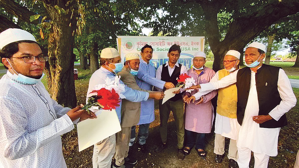 শপথ গ্রহণের পর কমিটির নতুন সদস্যকে ফুল দিয়ে বরণ করে নেওয়া হয়