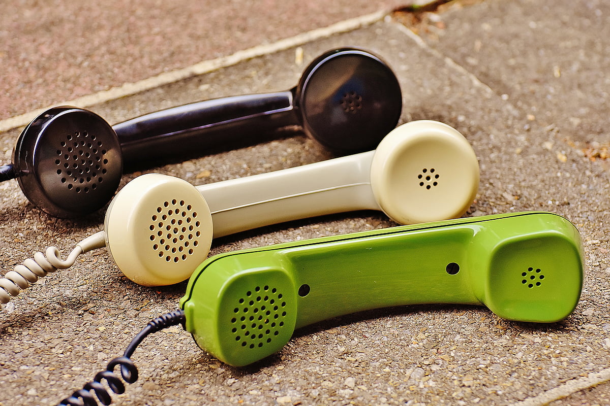 ১৮৭৬ সালের ৯ অক্টোবর প্রথম দূরে কোথাও কল করেন উদ্ভাবক আলেকজান্ডার গ্রাহাম বেল