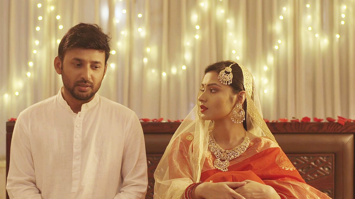 ‘গল্পটা আমার’ নাটকে মনোজ প্রামাণিক ও ফারিণ। প্রতীকী ছবি