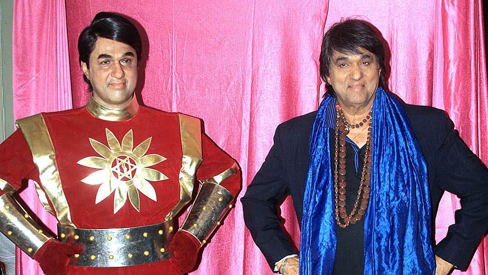 নিজের মোমের মূর্তির পাশে মুকেশ খান্না। ছবি: ইনস্টাগ্রাম