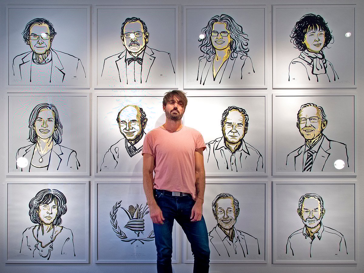 ২০২০ সালের নোবেলজয়ীদের পোর্ট্রেটের সঙ্গে শিল্পী নিকলাস এলমেহেদ