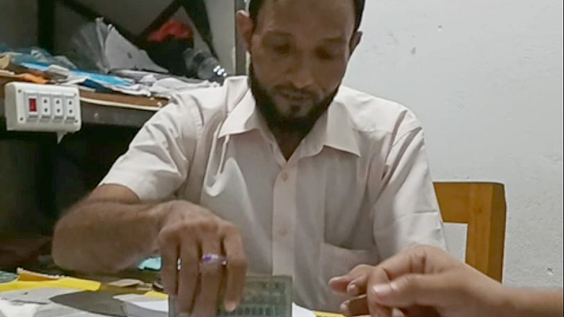 গ্রাহকের কাছ থেকে ঘুষ নিচ্ছেন শরীয়তপুর বিআরটিএর অস্থায়ী কর্মচারী নজরুল ইসলাম। ভিডিও থেকে নেওয়া ছবি