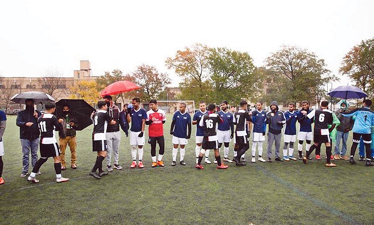 খেলা শুরুর আগে মাঠে দুই দলের খেলোয়াড়েরা