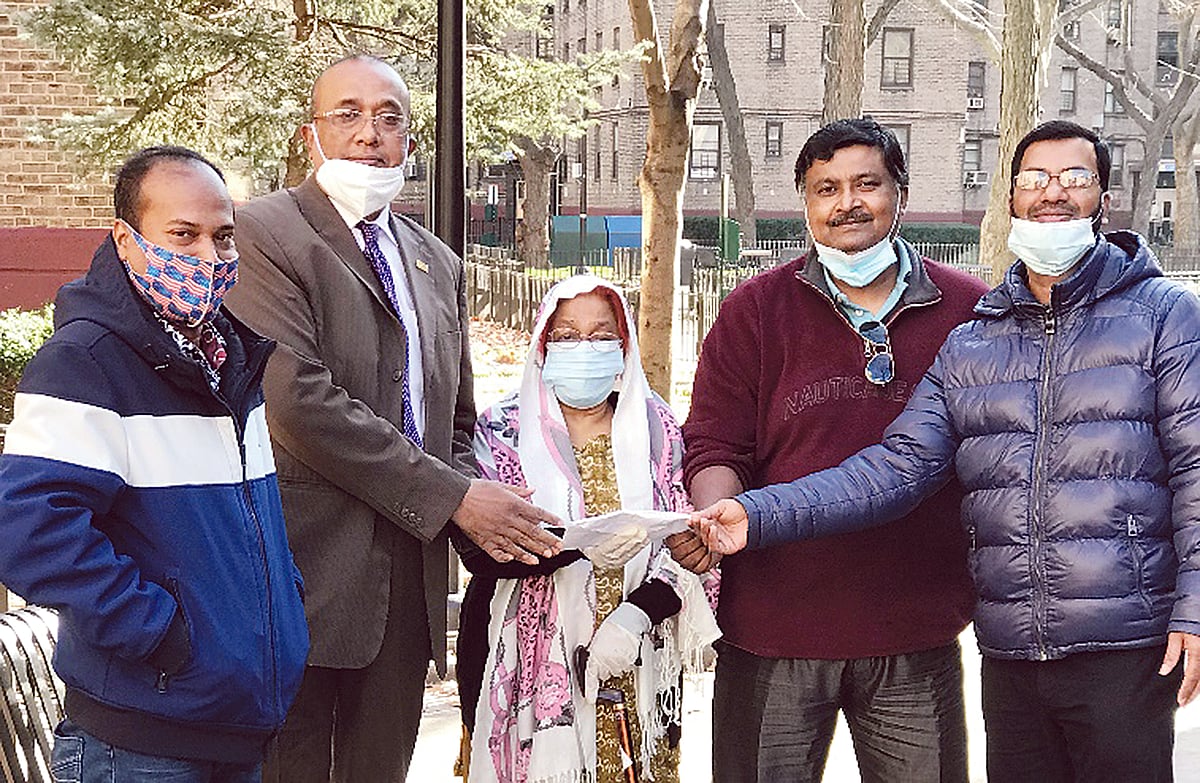 প্রয়াত আবদুর রবের পরিবারকে আর্থিক অনুদান দিচ্ছেন সম্মিলিত বরিশাল বিভাগবাসীর কর্মকর্তারা