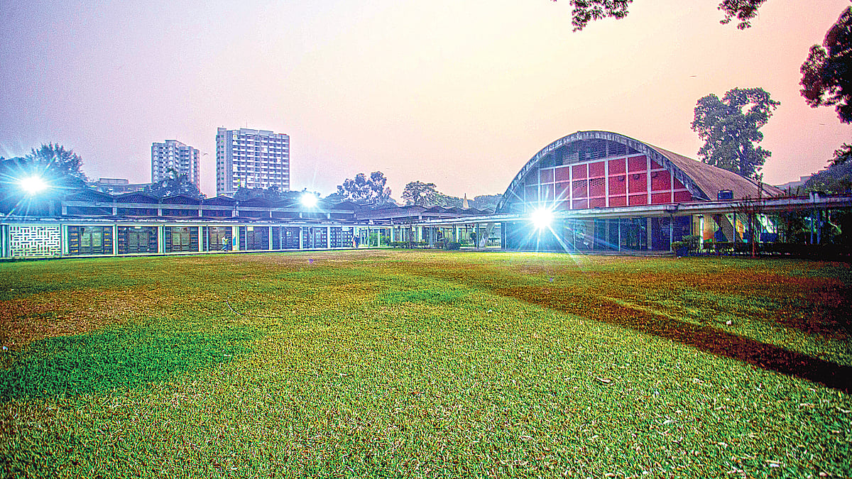 ঢাকা বিশ্ববিদ্যালয়ের টিএসসি কমপ্লেক্সে সবুজ মাঠ ঘিরে নানা স্থাপনা