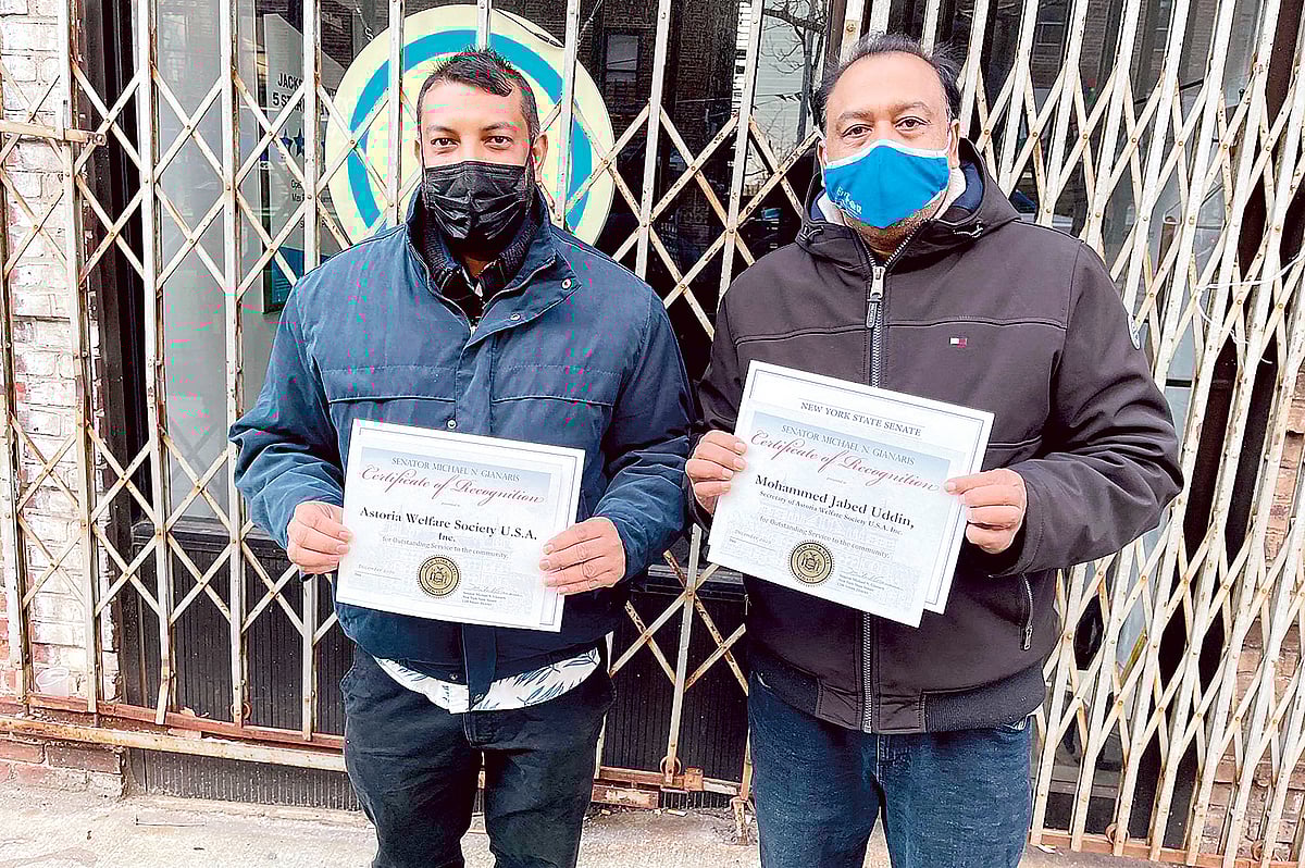 স্টেট সিনেটের প্রশংসাপত্র হাতে এস্টোরিয়া ওয়েলফেয়ার সোসাইটির সভাপতি সোহেল আহমেদ ও সাধারণ সম্পাদক জাবেদ উদ্দিন