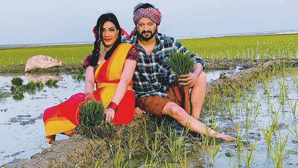 ‘আনন্দ অশ্রু’ ছবির শুটিংয়ে চিত্রনায়ক সায়মন সাদিক ও নায়িকা মাহিয়া মাহি। ছবি: ফেসবুক থেকে