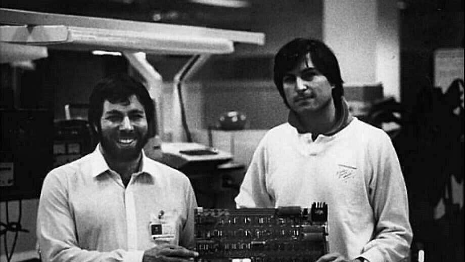 অ্যাপল-১ কম্পিউটারের মেইন বোর্ড হাতে স্টিভ জবস ও স্টিভ ওজনিয়াক