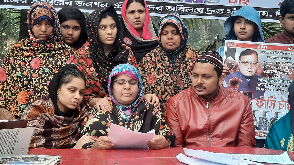 সিরাজগঞ্জ পৌরসভা নির্বাচনে ৬ নম্বর ওয়ার্ডে জয়ী মো. তরিকুল ইসলাম খানের হত্যাকারীদের শাস্তির দাবিতে সংবাদ সম্মেলনে বক্তব্য দেন নিহতের স্ত্রী মোছা. হাসি খাতুন। আজ বৃহস্পতিবার সদরের নতুন ভাঙ্গাবাড়ি এলাকায় 