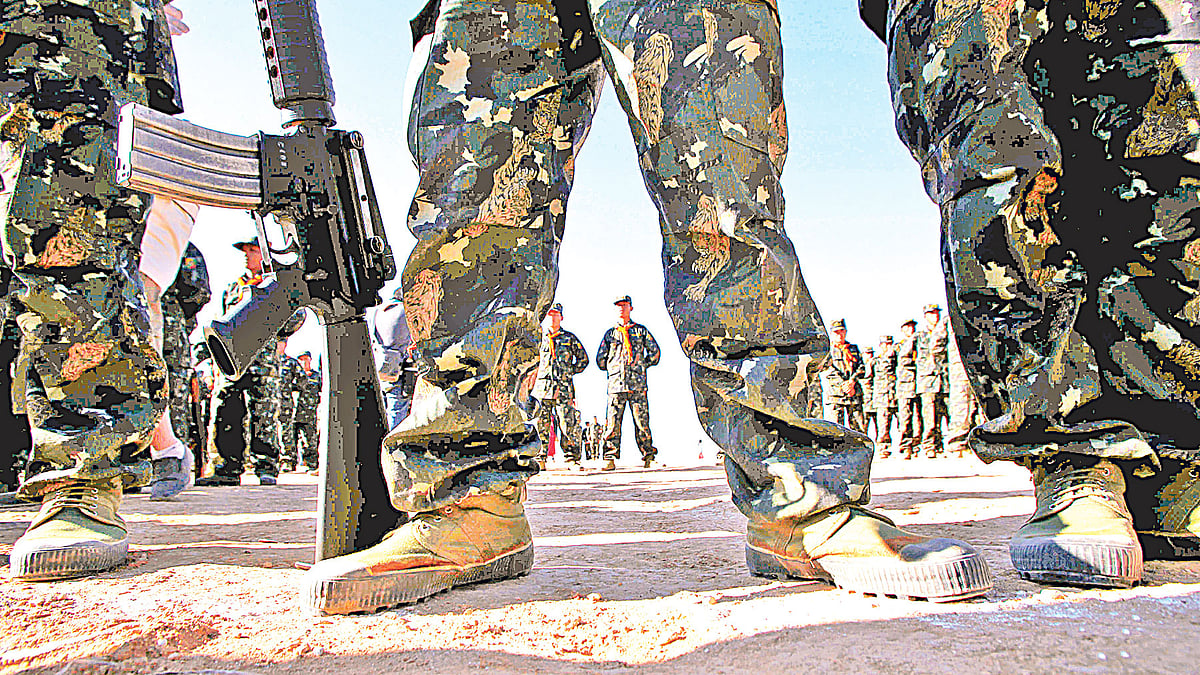 মিয়ানমারে জরুরি অবস্থা ঘোষণার পর সেনাদের সতর্ক অবস্থান