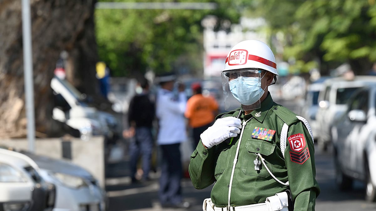 মিয়ানমারে জরুরি অবস্থা ঘোষণার পর রাজপথে সেনা টহল