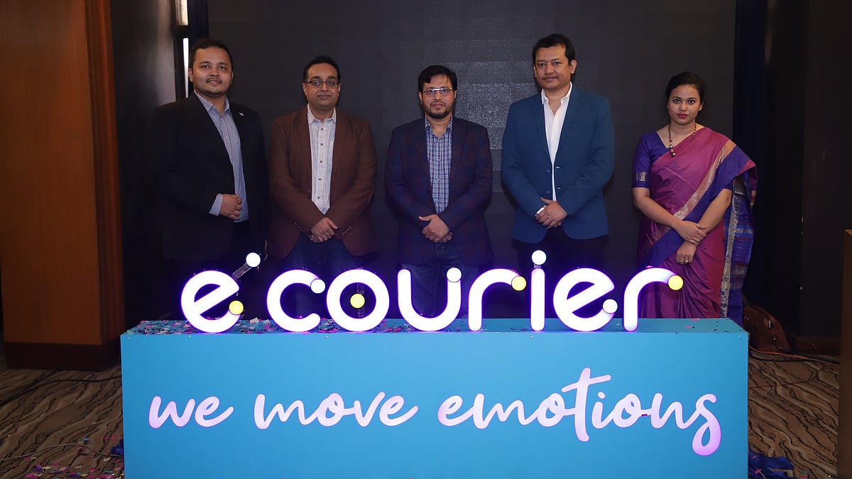 রাজধানীর একটি হোটেলে ই-কুরিয়ারের নতুন লোগো উন্মোচন অনুষ্ঠানে আকাশপথে পণ্য পরিবহন সেবার উদ্বোধন করা হয়। 