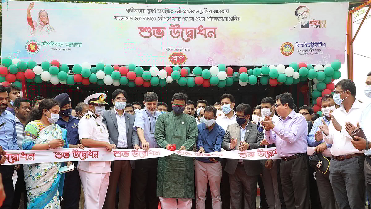 নৌ প্রোটোকল চুক্তির আওতায় নৌপথে প্রথমবারের মতো খাদ্যপণ্যের চালান ভারতের কলকাতায় পাঠিয়েছি প্রাণ।