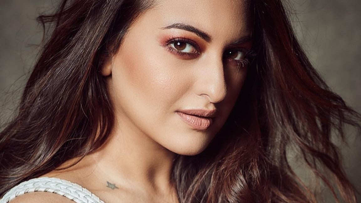 সোনাক্ষীর ফেসবুক পেজ