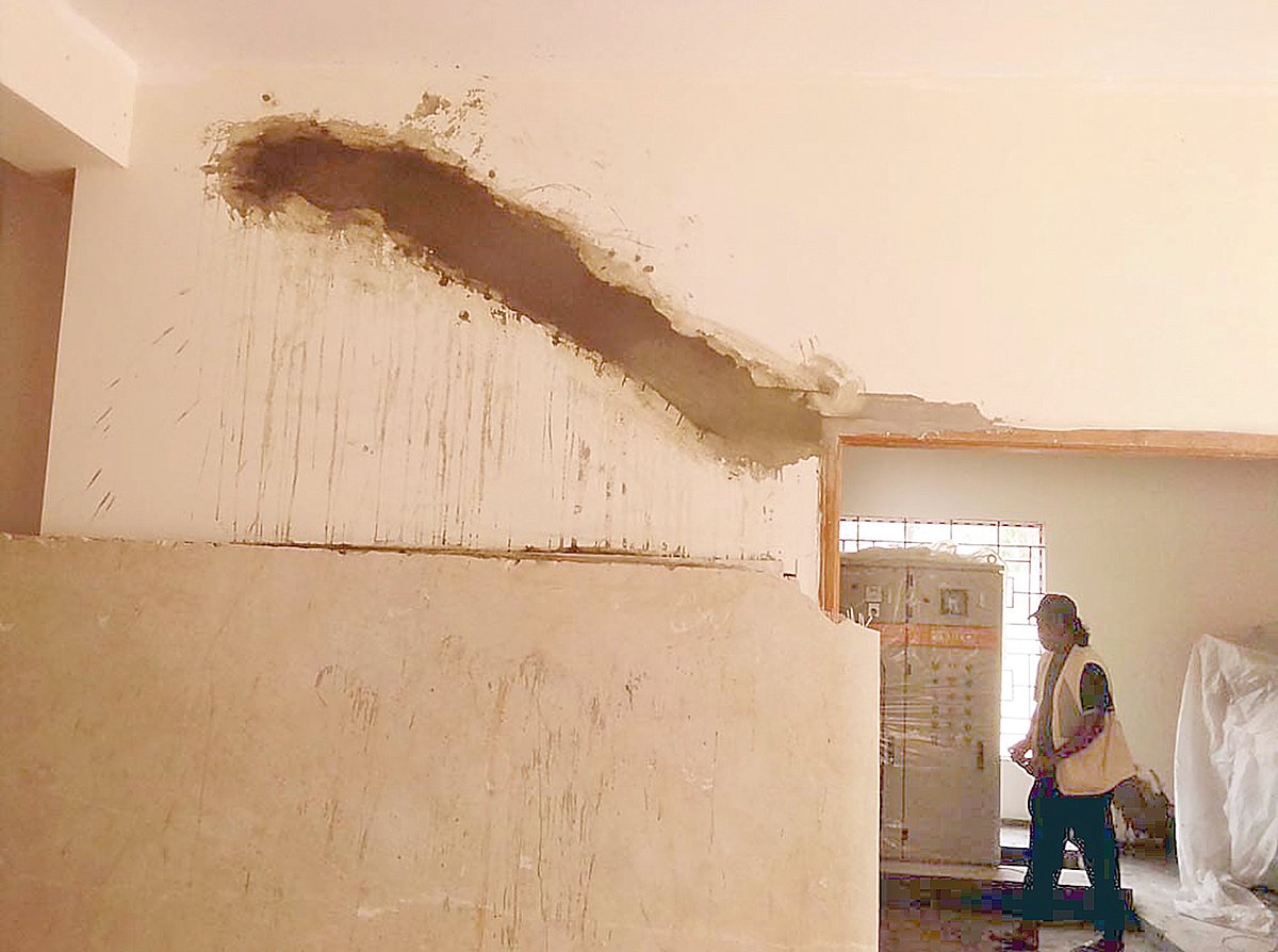 রাজাপুরে নির্মাণাধীন মডেল মসজিদের দেয়ালে ফাটল ধরেছে। পরে সেখানে পলেস্তারা দেওয়া হয়েছে। গত শুক্রবারের 