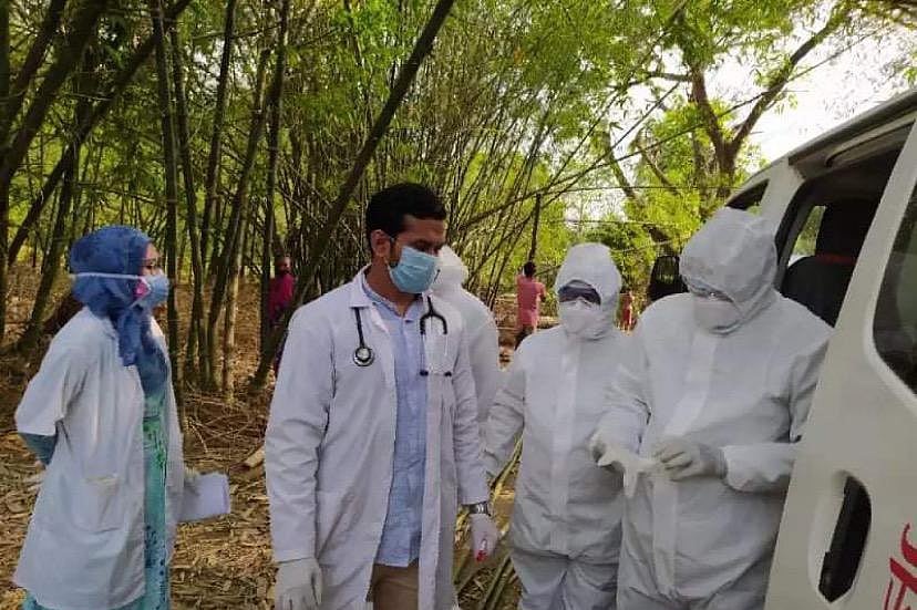 বাগমারা উপজেলা স্বাস্থ্য কমপ্লেক্সের চিকিৎসকেরা নিজেদের উদ্যোগেই বাড়ি বাড়ি গিয়ে চিকিৎসা দিয়েছেন করোনাকালীন সময়ে
