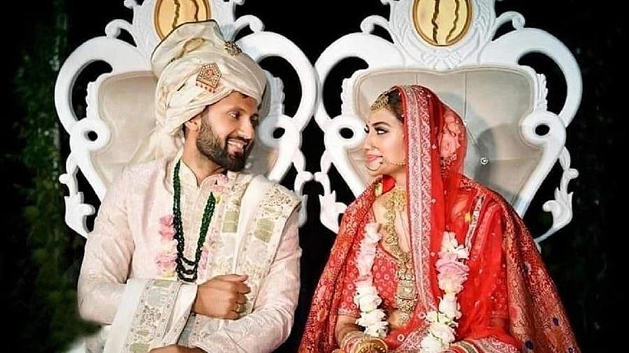 বিয়ের আসরে নুসরাত জাহান ও নিখিল জৈন