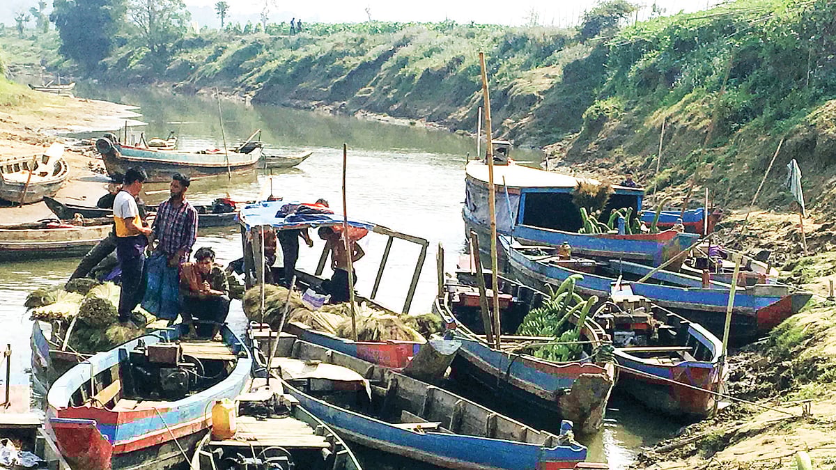 দীঘিনালার মাইনী নদীর পাড় ঘেঁষেই এ হাট বসছে শত বছর ধরে।