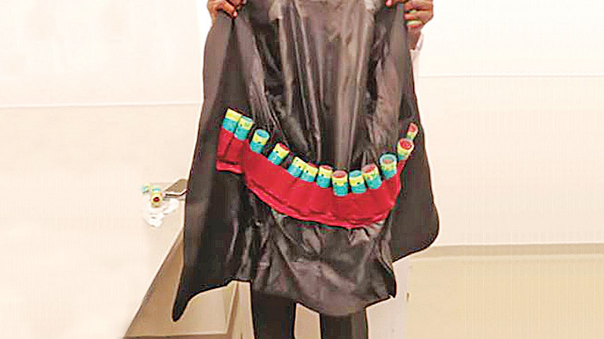 জ্যাকেটের মধ্যে এভাবেই ছোট ছোট কৌটার মধ্যে রাখা হয়েছিল পাখিগুলো