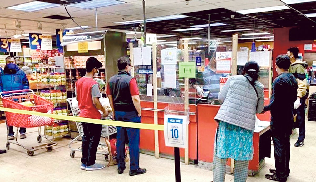 দেশি ফ্রুট মার্কেটে কেনাকাটা করছেন ক্রেতারা