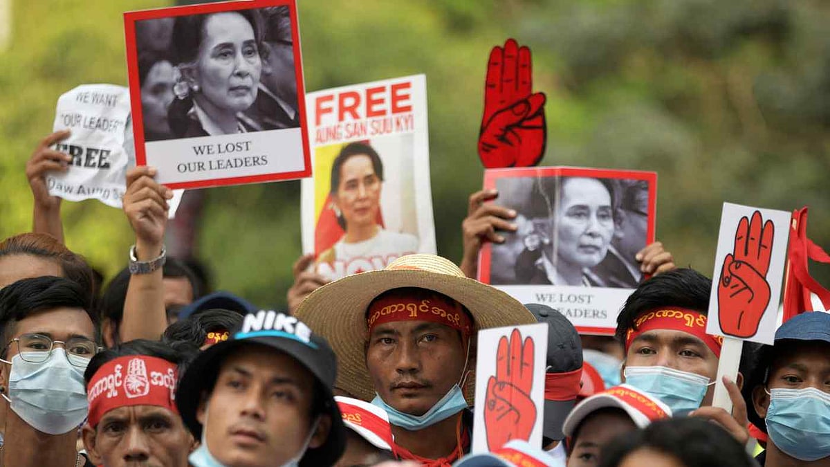 সেনাশাসন প্রত্যাহার ও অং সান সু চির মুক্তি দাবি করে মিয়ানমারে চলমান বিক্ষোভের ফাইল ছবি। রয়টার্স।